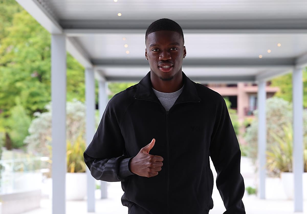 Mamadou Sarr, el primer fichaje de la Real Sociedad esta temporada, llega a Donostia: «Estoy muy contento»