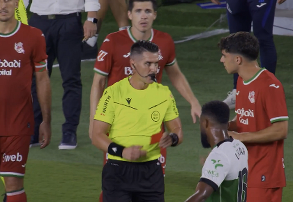 El bochornoso audio del VAR que acabó en la expulsión de Jon Martín: «Parece que el balón va a un compañero»