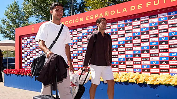 Sobriedad y bolsas con botas en la llegada de Zubimendi y Oyarzabal a la concentración de la selección española