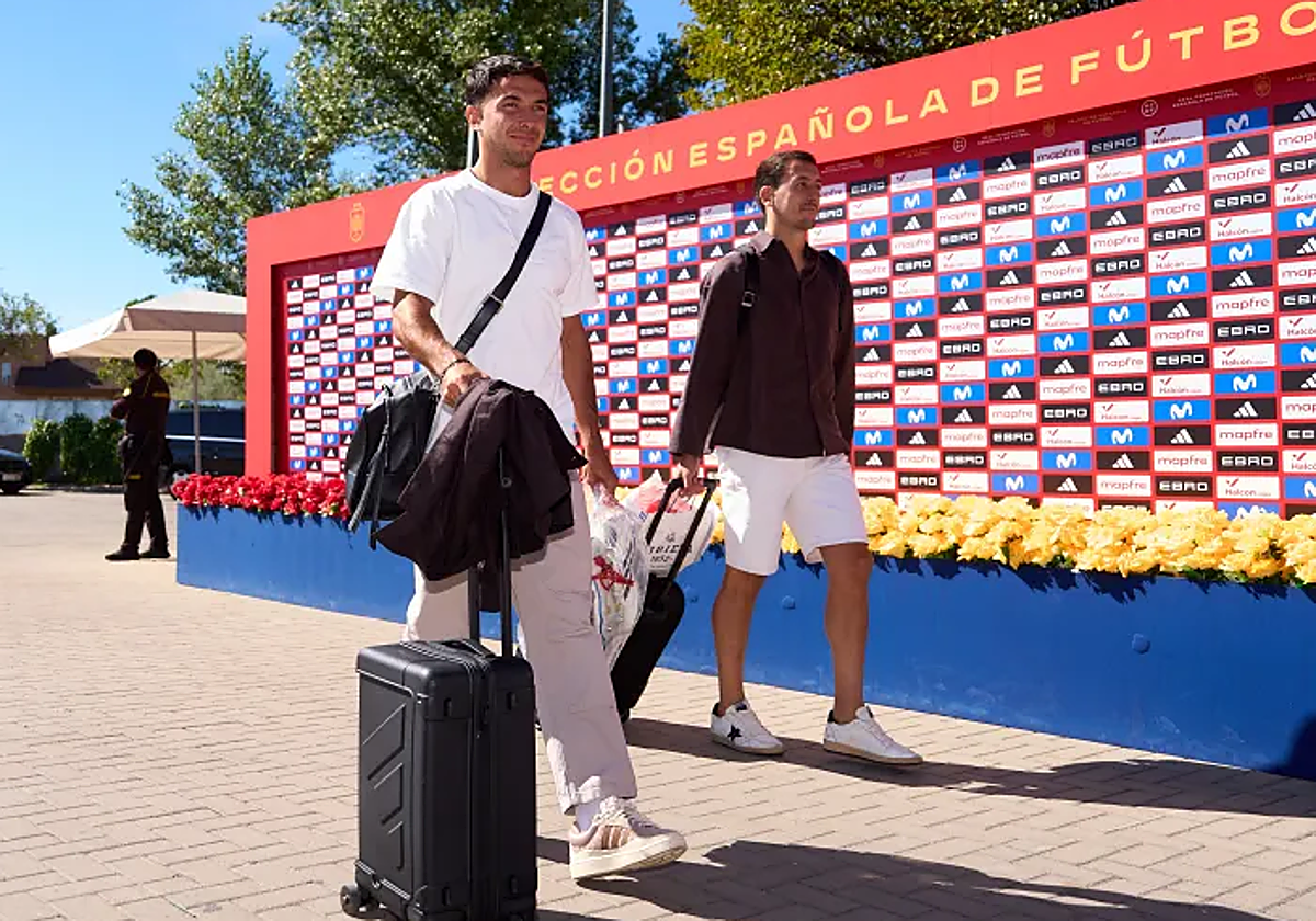 Sobriedad y bolsas con botas en la llegada de Zubimendi y Oyarzabal a la concentración de la selección española
