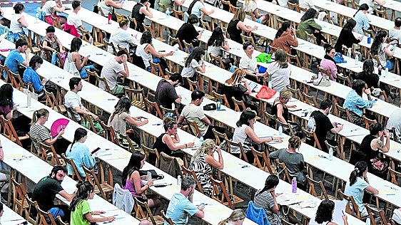 Educación arranca su gran ciclo de OPE hasta 2028 con la convocatoria de 1.374 plazas de maestros