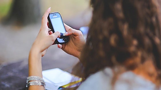 La Asociación de Consumidores advierte a los padres en el inicio de curso: «Los grupos de WhatsApp no son para difundir bulos ni fotos de niños»