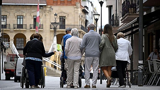 Euskadi destina 1.304 euros por habitante a servicios sociales, el doble que la media estatal