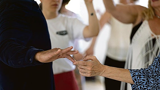 Crece personal y profesionalmente con formaciones en educación biocéntrica y biodanza