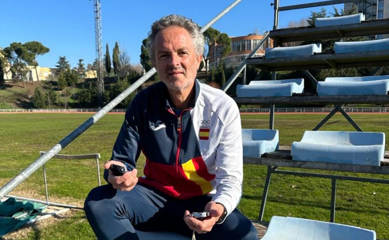 Antonio Serrano posa en las pistas del centro de alto rendimiento Joaquín Blume de Madrid. 