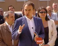 Zapatero promete a los jóvenes empleo estable y una vivienda accesible