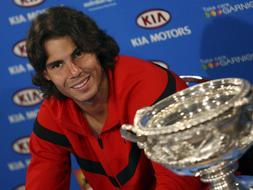 El español Rafael Nadal posa con su trofeo ./ Efe