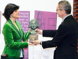 El alcalde de Madrid entrega el premioa a la creadora de Infoempleo. / Sigefredo I ABC