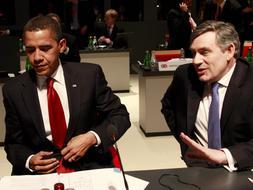 El presidente Barack Obama conversa con el primer ministro británico, Gordon Brown (d), durante una sesión de la cumbre./ Efe
