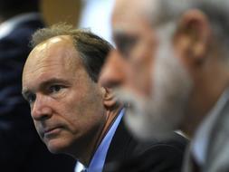 Tim Berners-Lee, inventor de la web, y Vinton Cerf, conocido como el "padre de Internet", durante el congreso./ Efe
