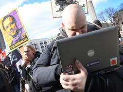 Usuarios de The Pirate Bay, uno de los portales más grande del mundo para intercambiar y descargar archivos, protestan en Estolmo por la condena a un año de prisión de los responsables del portal./ Archivo