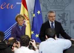 El Gobierno acaba por decreto con el conflicto de los controladores al retirarles la capacidad de organizar su servicio