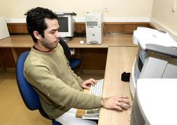 La mitad de los jóvenes españoles busca trabajo en Internet