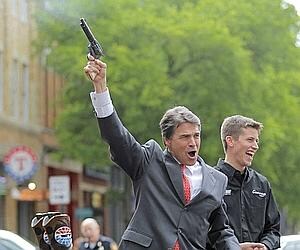 Rick Perry, gobernador de Texas, blande un arma. / Ap