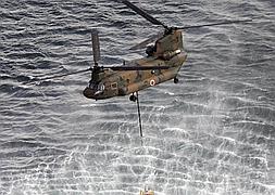 Un helicóptero recoge agua del mar para lanzarla sobre la centar nuclear de Fukushima. / Foto: Ap | Vídeo: Atlas