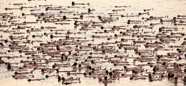 Tunick desnuda a un millar de personas en el Mar Muerto