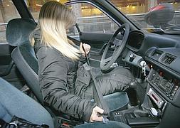 Mujer al volante, conductora prudente