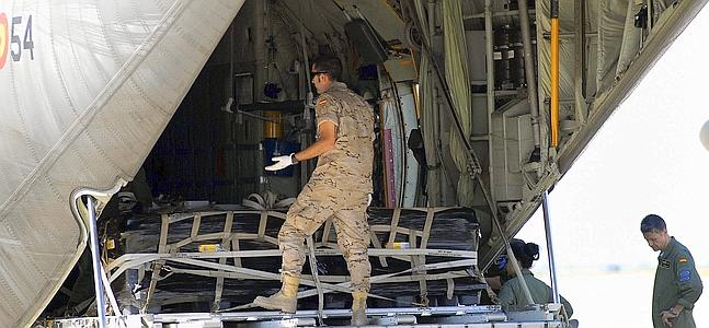 Un militar revisa la carga de uno de los aviones. / Craig Litten (Efe) | Atlas