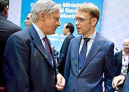 El gobernador del Banco de Francia, Christian Noyer, con el presidente del Bundesbank, Jens Weidmann. / Shawn Thew (Efe)