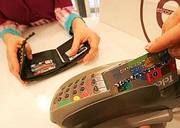 Una persona realiza un pago con tarjeta de crédito. / Archivo