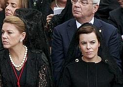 Soraya Sáenz de Santamaria y Maria Dolores de Cospedal García asisten a la misa de apertura del Sínodo de Obispos. / Efe