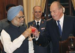 El Rey brinda con el primer ministro indio, Manmohan Singh. / Efe
