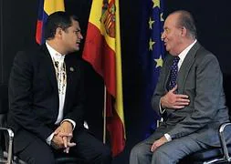 El rey Juan Carlos y el presidente de Ecuador, Rafael Correa (i.). / Ballesteros (Efe)