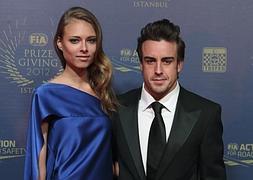 Fernando Alonso, junto a su novia, la modelo rusa Dasha Kapustina. / Tolga Bozoglu (Efe)
