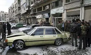 Destrozos en una calle en Damasco después de que estallasen dos coches bomba. / Str (Efe)