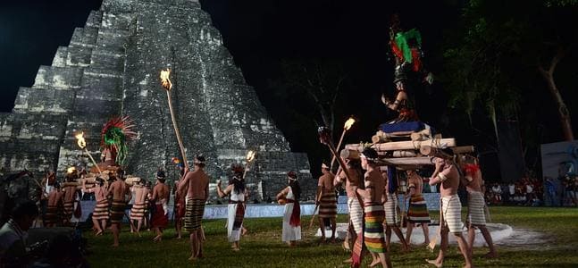 Un grupo folclórico durante la ceremonia en la antigua ciudad de Tikal. / Johan Ordóñez (Afp) | Atlas