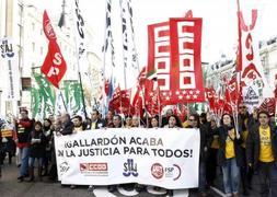Cientos de personas han participado en la manifestación para protestar contra la ley de tasas judiciales. / Efe | Atlas