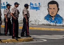 Policías patrullan los alrededores del Supremo en Caracas. / Efe