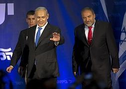 Netanyahu y Lieberman, tras conocer los primeros resultados. / Reuters