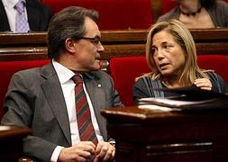 Artur Mas, con la vicepresidenta del Govern en el pleno de la legislatura. / Efe | Atlas