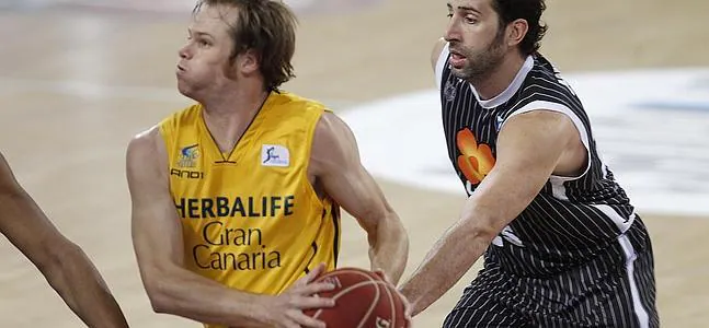 El alero del Herbalife Gran Canaria Brad Newly avanza bajo el marcaje del alero del Uxue Bilbao Basket Álex Mumbrú. / Efe