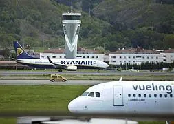 Aviones de Vueling y Ryanair. / Archivo