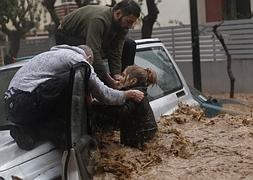 Una mujer es rescatada de las aguas. / Foto: John Kolesidis (Reuters) | Vídeo: Atlas