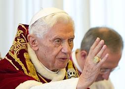 Benedicto XVI bendice a los cardenales tras anunciar si renuncia.