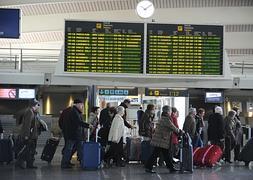 Pasajeros en el aeropuerto de Loiu, durante una jornada de huelga de los trabajadores de Iberia. / Efe