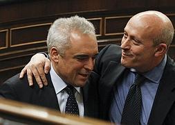 El ministro Wert abraza al diputado socialista Rafael Simancas. / Efe