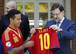 Thiago Alcántara (i) le entrega una camiseta a Rajoy./ Archivo