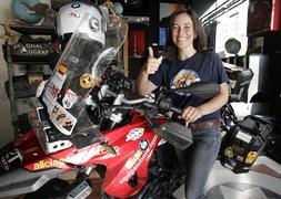 Alicia Sornosa, la primera mujer española que ha pisado los cinco continentes a dos ruedas. / Foto: I. Abio | Vídeo: Virginia Carrasco