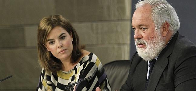 Soraya Sáenz de Santamaría y Miguel Arias Cañete. / Foto: Fernando Alvarado (Efe) | Vídeo: Europa Press