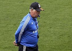 Ancelotti, durante un entrenamiento con el Real Madrid. / Sergio Barrenechea (EFE)