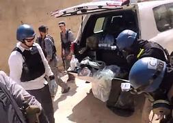 Un inspector la ONU recoge muestras del uso de armamento químico al este de Damasco. / Efe