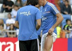 Bale, durante la lesión en el calentamiento. / Sergio Barrenechea (EFE)