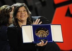 La directora venezolana Mariana Rondón, tras recoger la Concha de Oro. / Efe