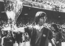 Cruyff sostiene la Copa del Rey ganada en 1973. / Archivo