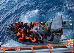 Inmigrantes indocumentados que viajaban a bordo de una barcaza rescatada a principios de enero en Lampedusa. / Efe