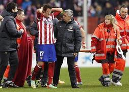 Manquillo se queja dolorido por la estrepitosa caida sufrida en el partido de semifinales de Copa. / JuanJo Martin (EFE)